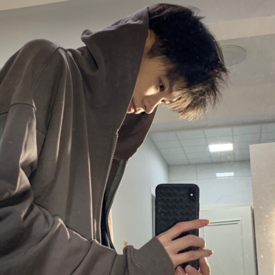 网红风度高冷帅气男生抖音头像  候鸟南飞万河归海