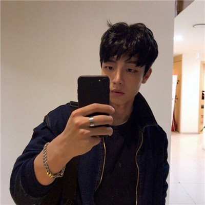 自恋男生拿手机自拍头像2024 对回不去的时光说声再见