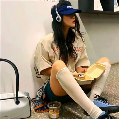 超漂亮的超喜爱的女头真人 没有一个人可以永远活在自己的青春里