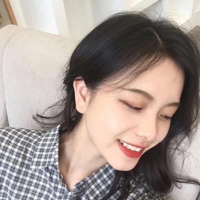 2024女生唯美有意境长发头像 用黑色颓废掩饰自己的无助