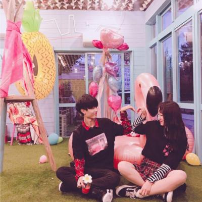 青春俏皮唯美情侣头像一对两张 爱与被爱里里外外都是伤害