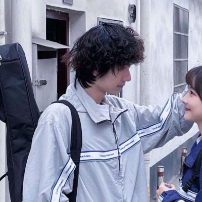 2024最热情侣头像一人一半真人版 晓看天色暮看云行也思君坐也思君