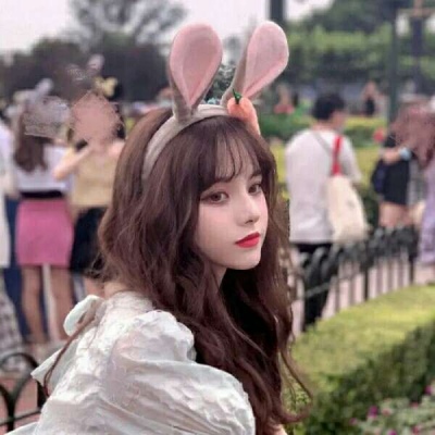 2024满满的春天气息感元气女生头像 真正喜爱你的人是不会给你打分的