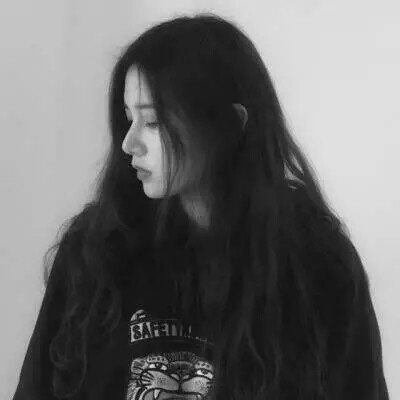 2024微信黑白女生头像伤感威猛 爱是日积月累不爱也是