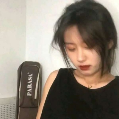 很丧很伤感的忧郁QQ微信头像 入秋就别再提夏天的事了  