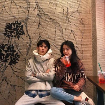 最新最火情侣头像一对两张独特好看 关于爱情只字不提