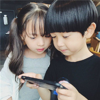 最新萌娃情侣头像一对两张 超呆萌小孩情侣头像合照一人一张