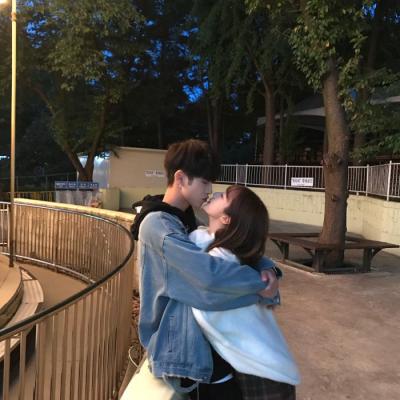 情人节亲吻甜蜜情侣头像两张 勉强的爱不如就至终止