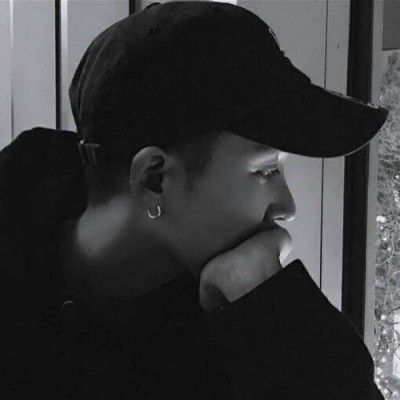 2024男生黑白头像帅气有型 相信太难不如承诺来的简单