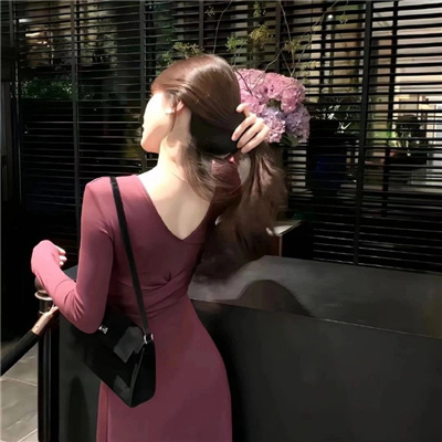 神秘背影女头 独特魅力引目光 坚定前行必相遇