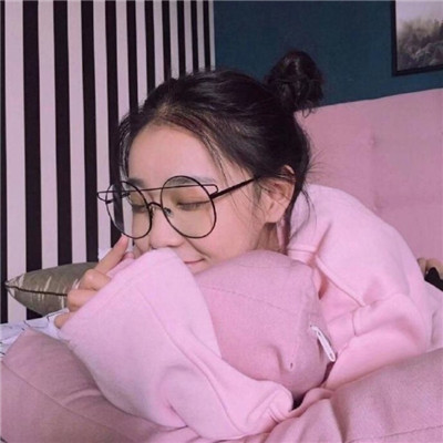 呆萌女生头像戴眼镜小清新高清图片 遇见错的人比孤独更可怕