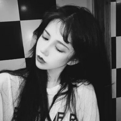 女生伤感头像黑白孤独 想和你有很多很多个以后