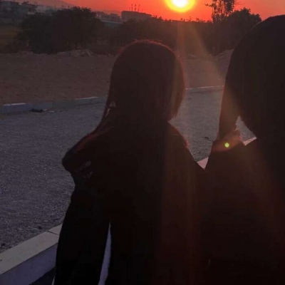 情人节一左一右情侣低调部位不用很刻意的去维持和经营爱情一切随缘就好