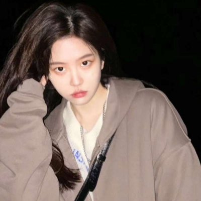 超凡缭绕女生头像真人闺蜜一对 谈恋爱要从收到一束花和正式告白开始