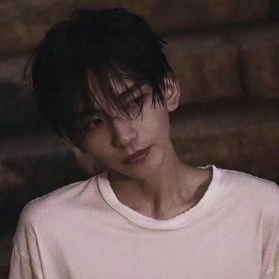 真人颓废心疼男生伤感人生的路靠自己一步步走去