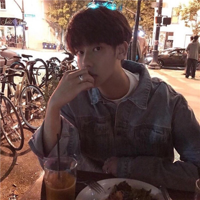 男生忧郁伤感头像高清 痛苦主要来自敏感和脆弱