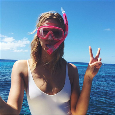 阳光沙滩性感泳装女生在你需要我的时候就能陪你