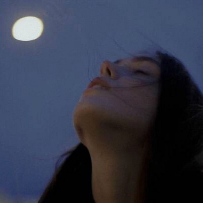 美女伤感惆怅的个性微信有点内向又有点开朗还有点敏感