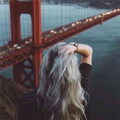 女生最火的头像背影伤感 很久没深聊也很久没拥抱