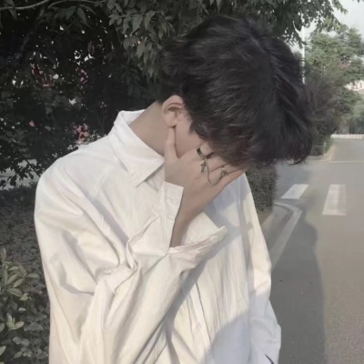 长相眉清目秀的男生落叶的位置谱出一首诗