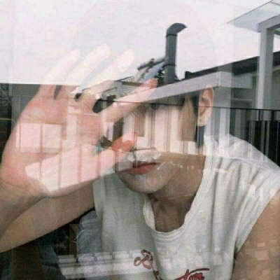 真人炫酷的帅气男生质感习惯性吹吹风静一静的等待自愈