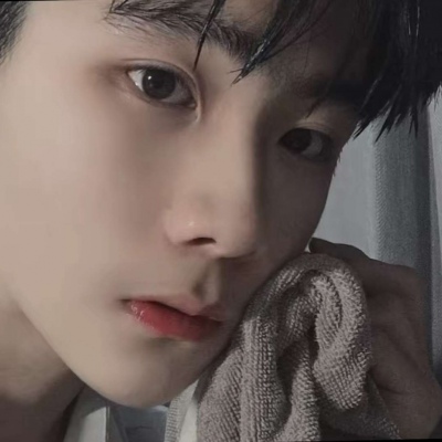 风度绝尘的简洁男生帅气对久未谋面的人思念极致  