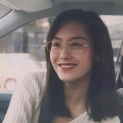 超级幽默的女生头像呆萌很赞 活就是我们隔着朋友圈相互羡慕