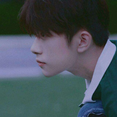 最热门的高清稳重的男生人世间的很多相遇都太多余了