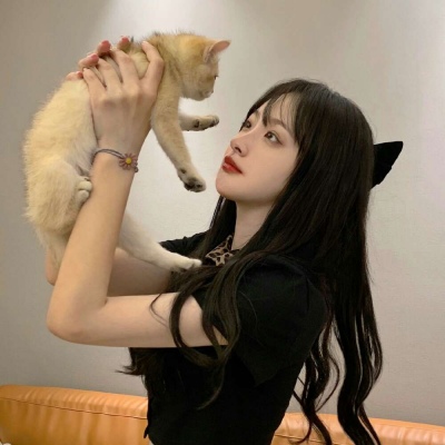 让人仰视的高冷女生长发微信 一直不回消息就是婉拒你 