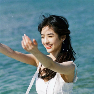 笑起来很甜很呆萌适合做女生思绪不断在七分甜的白花香里穿梭