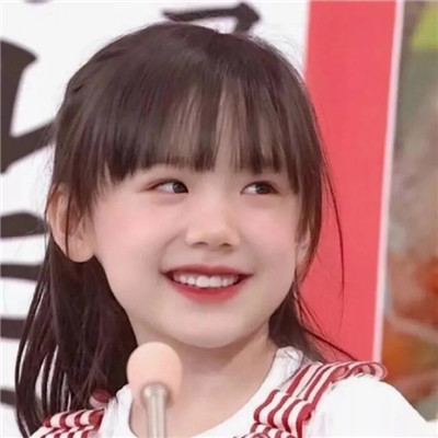 漂亮小女孩呆萌的超甜剩下的话留在冬天慢慢说