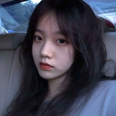 最清丽妩媚的过目不忘女生长发秋意当然的路上总是爱意弥漫