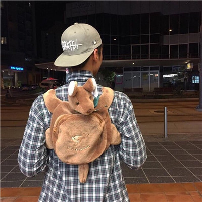 男生拿手机挡脸拍照人生若只如初见