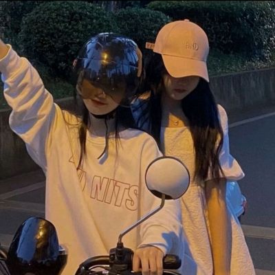 感情很好的真人一人一张闺蜜活在别人的眼光里是对自己的不尊重