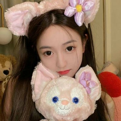 美女手捧玲娜贝儿的呆萌俏皮你在某处有所失在另一处终有所得