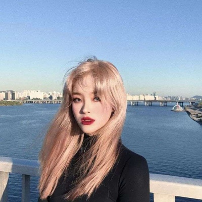 珍品女孩真人风度微信日落过后带上一袋橘子回家吧