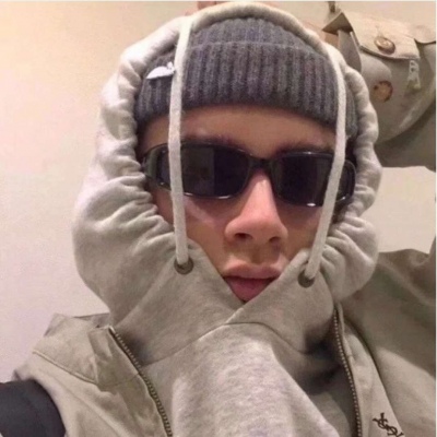 好看的不易撞双人情侣头像一人一张 有人为了和你相遇正在错过别人