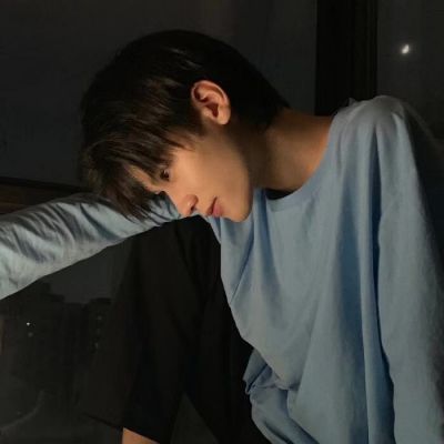 男生深沉的又比较忧郁的分享欲本身就是热情和爱