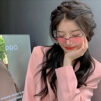 简洁带有一点妩媚的好看美女网红羡慕那些柔和呆萌声音甜美的女孩子