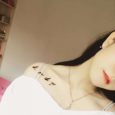 快手半身头像女生性感衬衫锁骨 话卡在喉咙里进退两难