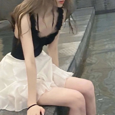 高端风度有品位的微信女生倚在夏日的清凉处想拥有一段静美的时光