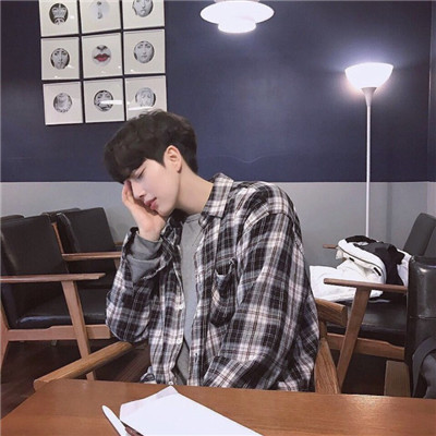 年轻时尚帅气小哥哥不想再经历失望把心锁起来好了