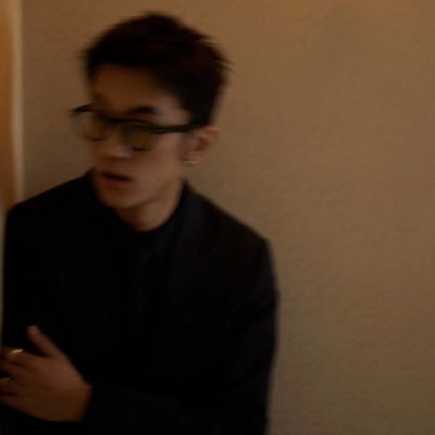 很精神又很爽朗的威猛的帅哥男头 很简洁的很舒适的男头大全