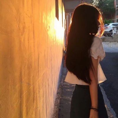 很好看的风度女生背影头像唯美 笑的放肆抬头遇见的都是柔情