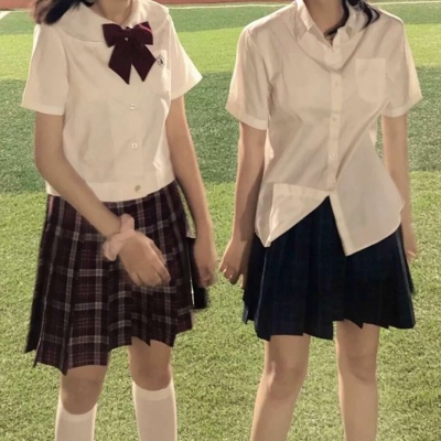 制服女生头像闺蜜两人一人一张 碎花裙和野花是我们对春天最美好的期望