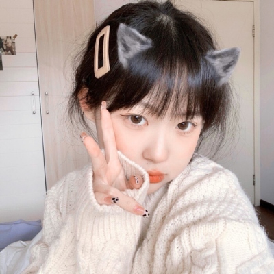 清丽萌系的呆萌女生吃的开心就是零卡路里